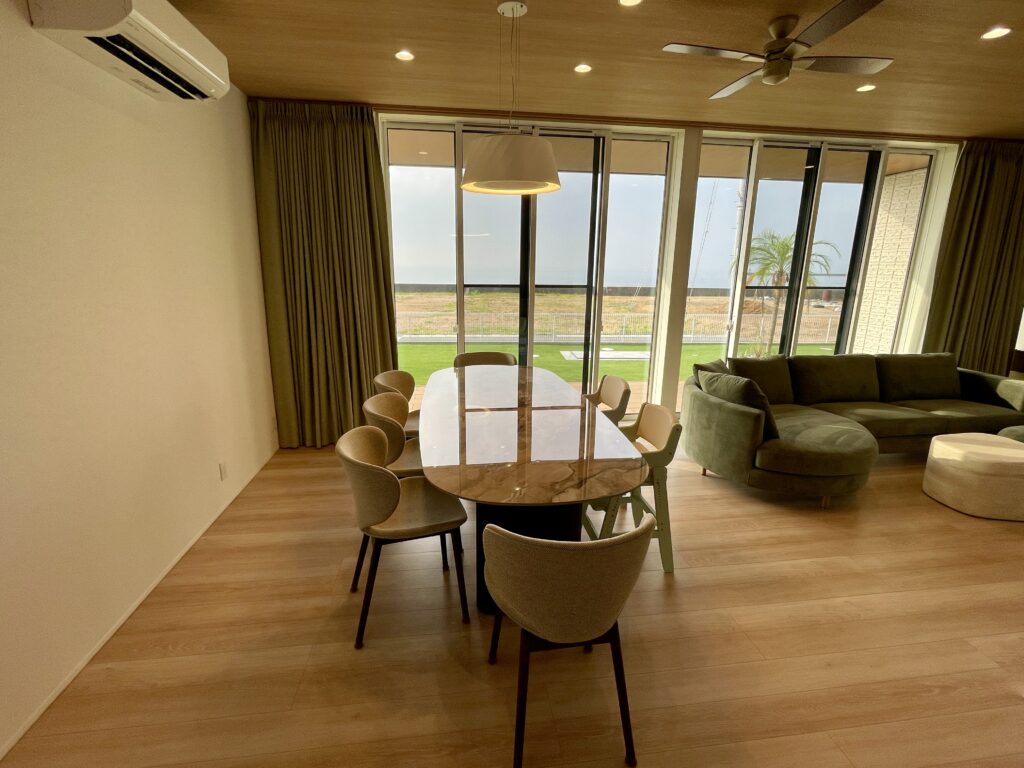 ８人がけが可能なダイニング