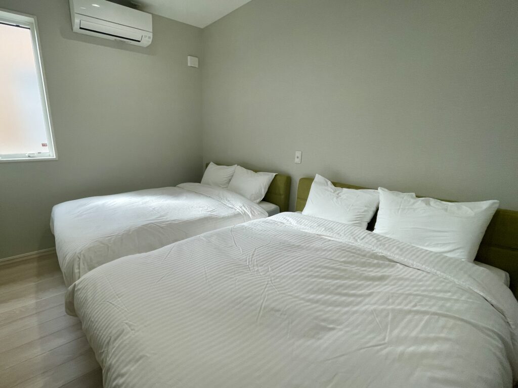 サブ寝室にも２台のダブルベッドを設置