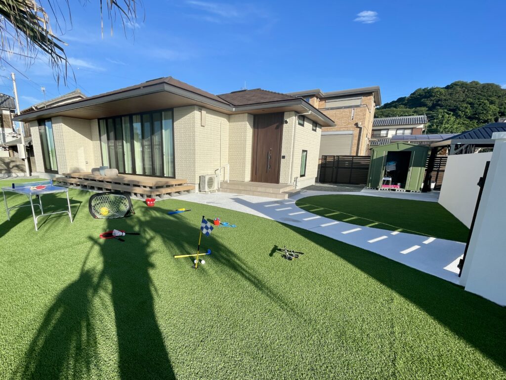 安全な庭で楽しめる多様な外遊び