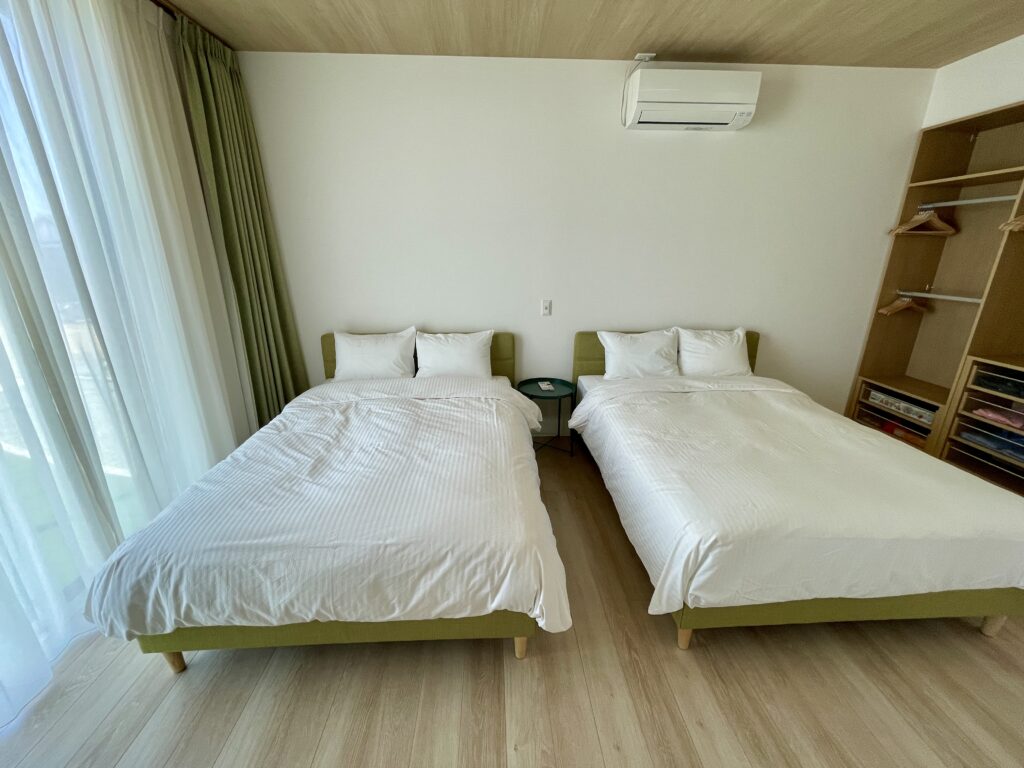 主寝室には２台のダブルベッドを設置
クローゼットには、パジャマ、ボードゲーム類を収納