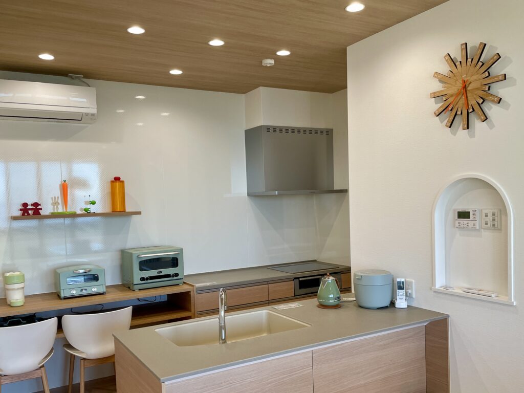 IHコンロ、冷蔵庫、食洗機、タッチレス水栓、各種調理家電、ネスプレッソ、カトラリー一式をご用意