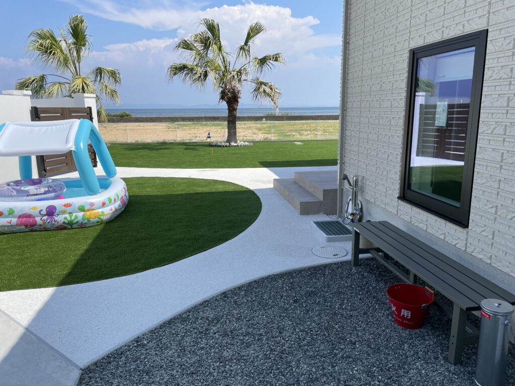 縁台と専用消化バケツを備えた夏の夜の定番、手持ち花火スペース兼喫煙コーナー